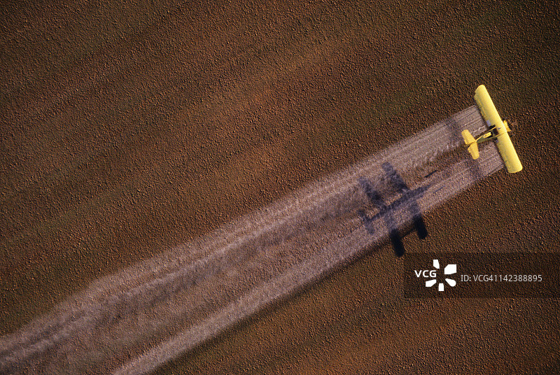 农药喷洒机喷洒田地图片素材