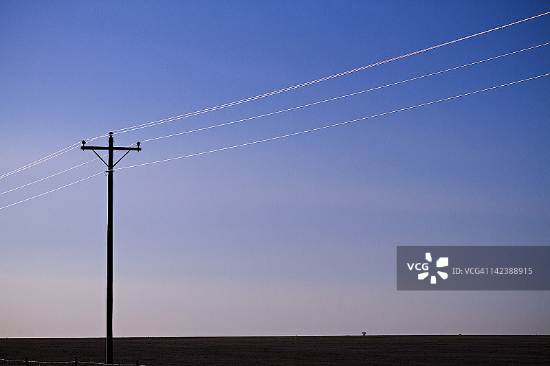 日出时分的电力线图片素材
