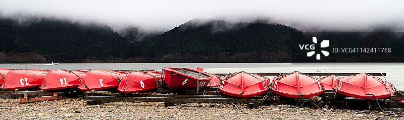 芦之湖上的红色小船图片素材