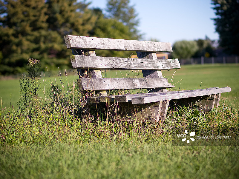 杂草丛中的空长椅图片素材