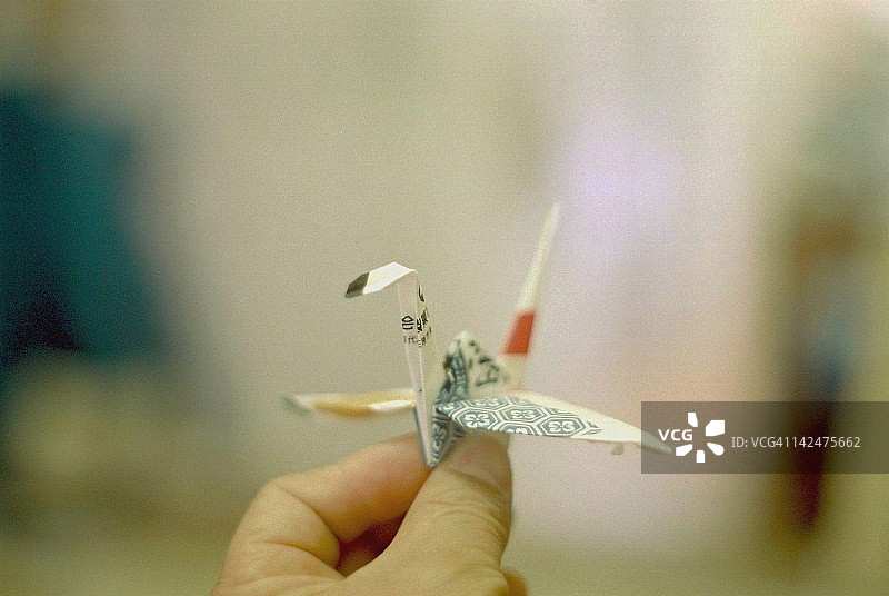 用包装纸折叠的纸鹤图片素材