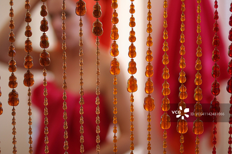 淋浴后裹着浴巾的女人图片素材