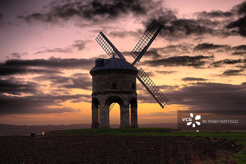 黄昏时的风车图片素材