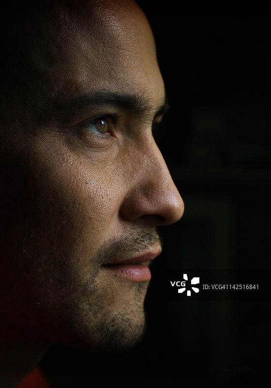 年轻男子侧脸照图片素材