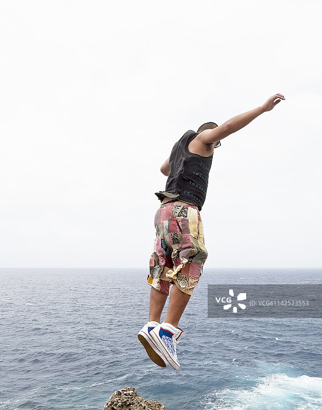 男人从悬崖边跳水图片素材