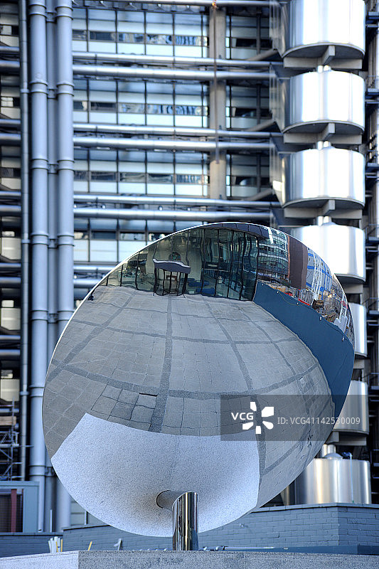 劳埃德大厦倒影图片素材