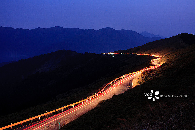 山路上的汽车光轨图片素材