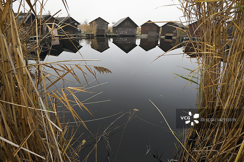 湖上的船屋图片素材