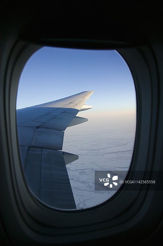 飞往中国途中，从飞机舷窗看到的冬季哈德逊湾，加拿大图片素材