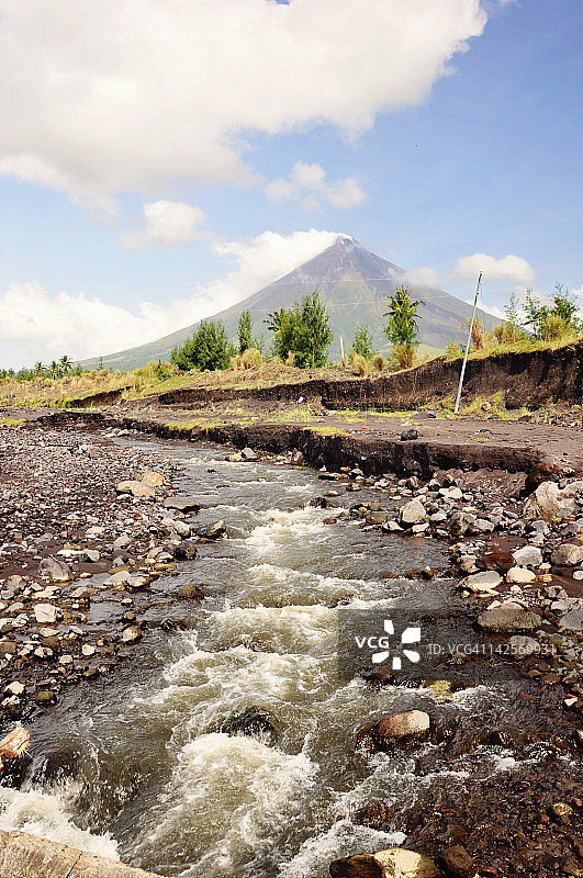 溪流和马荣火山图片素材