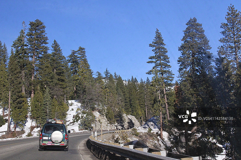 沿50号公路行驶图片素材