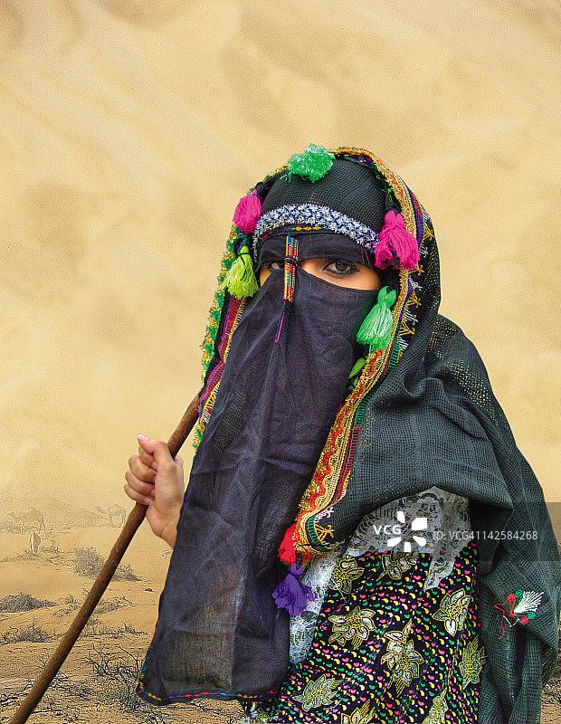 穿着传统服装的戴面纱的穆斯林阿拉伯女孩图片素材