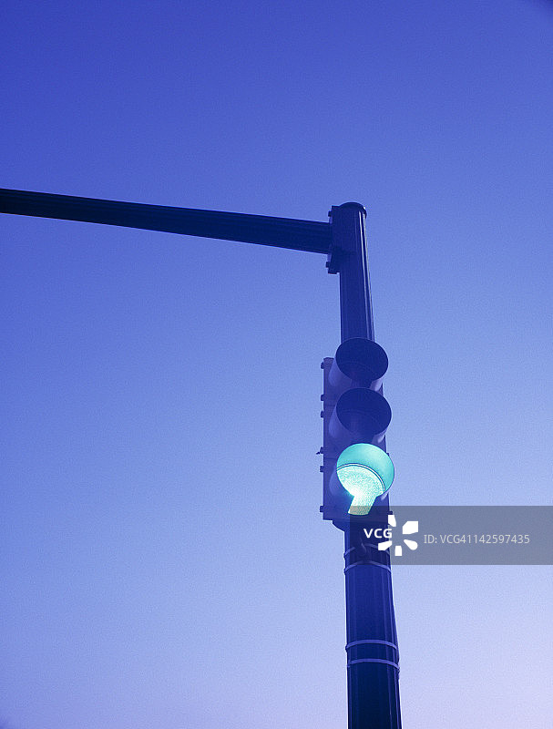 日出时的绿色交通信号灯图片素材