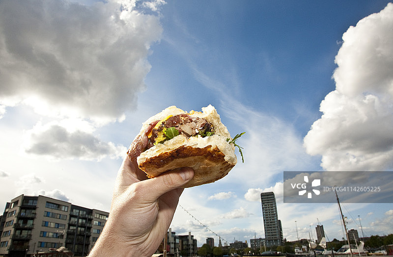 手拿汉堡图片素材