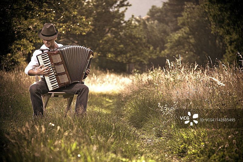 男人与手风琴图片素材