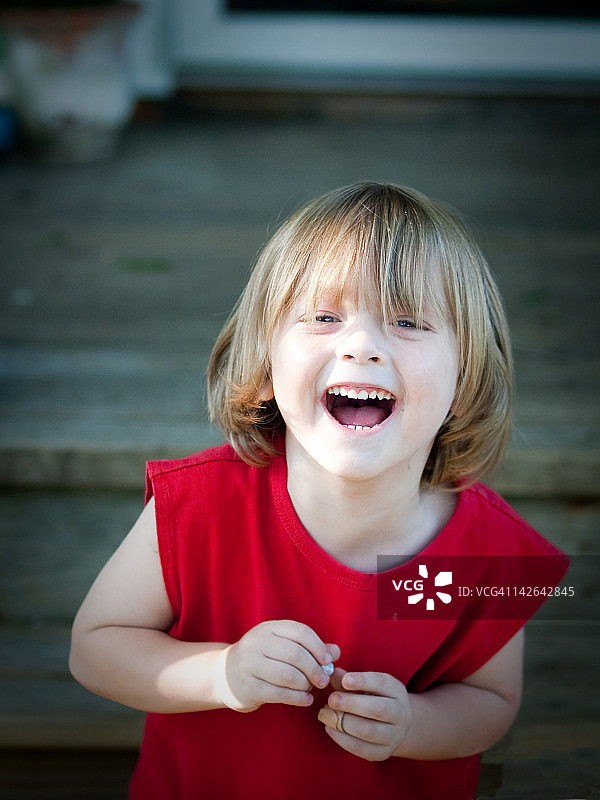 欢笑的少年肖像图片素材