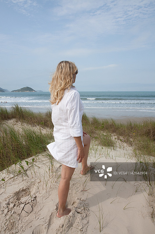 眺望大海的女人图片素材