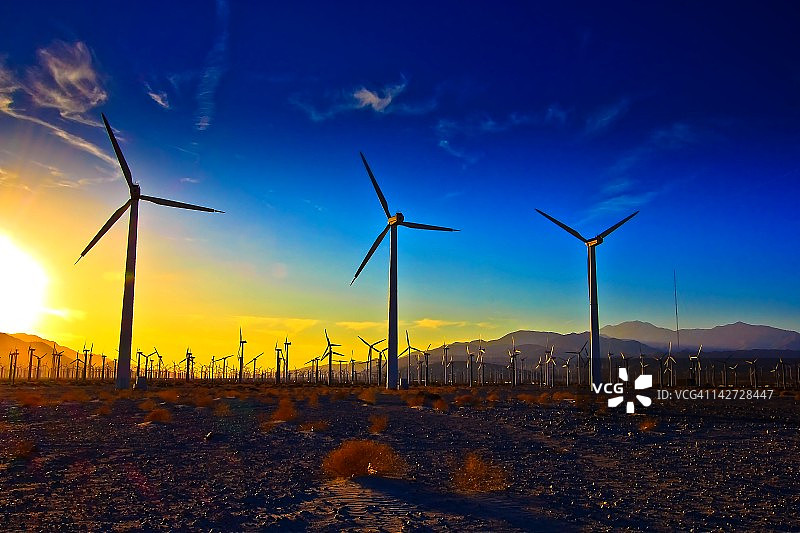 田野日出风车图片素材