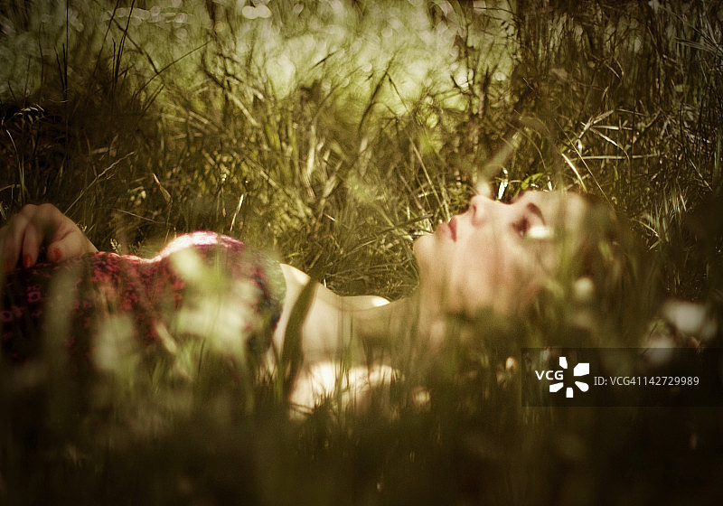 躺在草地上的女人图片素材