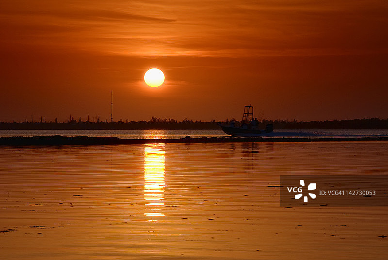 日落时分海上航行的船只图片素材