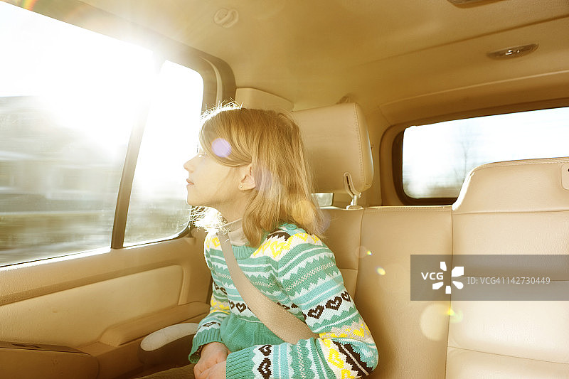 女孩望着车窗外图片素材