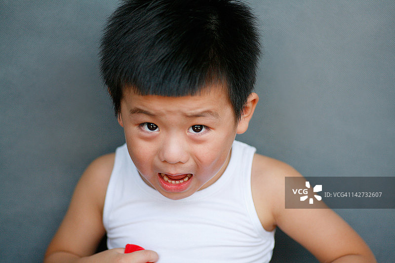 哭泣的男孩图片素材