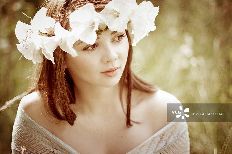 年轻女子看向别处图片素材