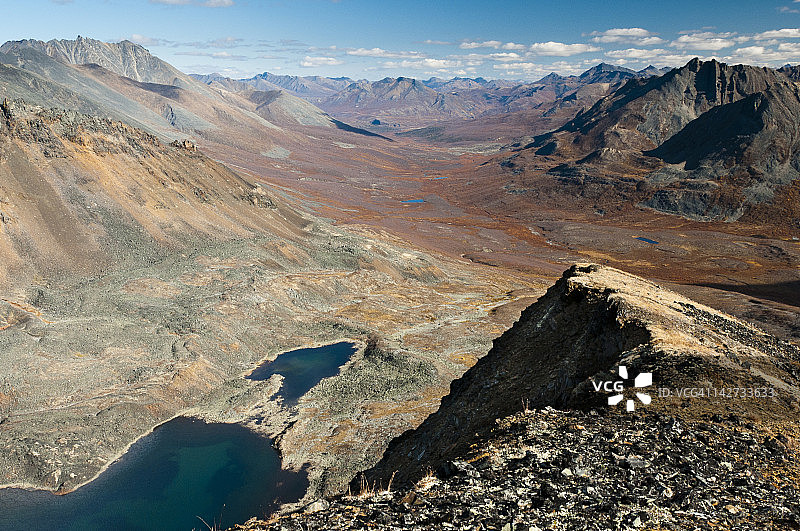 从弗兰克·雷山观赏克朗代克河北部山谷图片素材