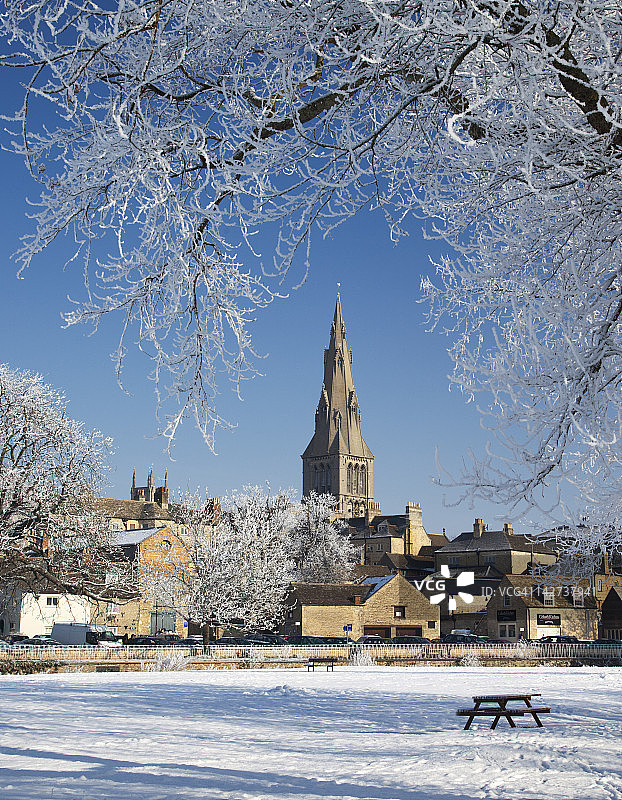 从草地眺望斯坦福图片素材