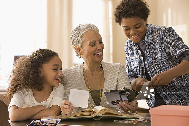 祖母和孙子孙女一起看照片图片素材