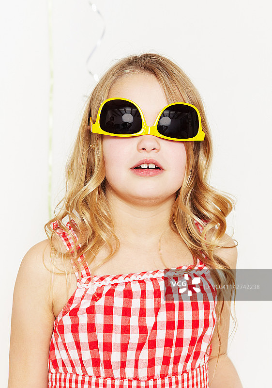 倒戴太阳镜的女人图片素材