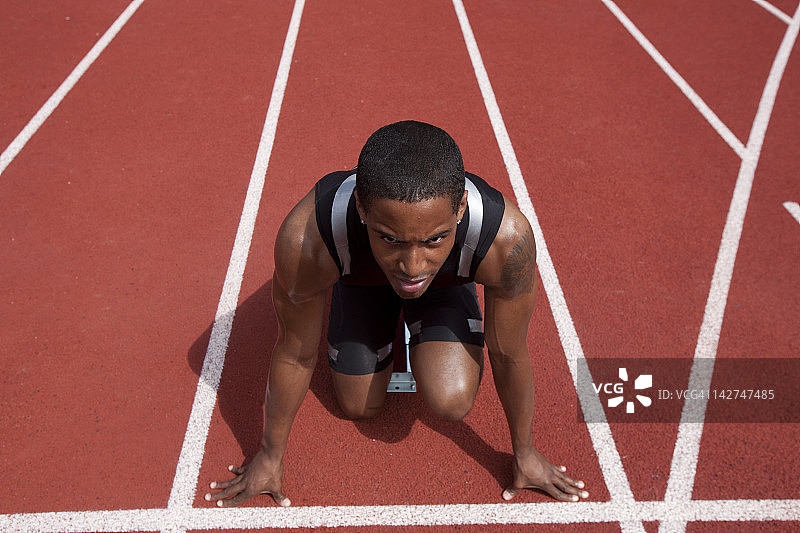 在起跑线上的男子短跑运动员等待发令枪响图片素材