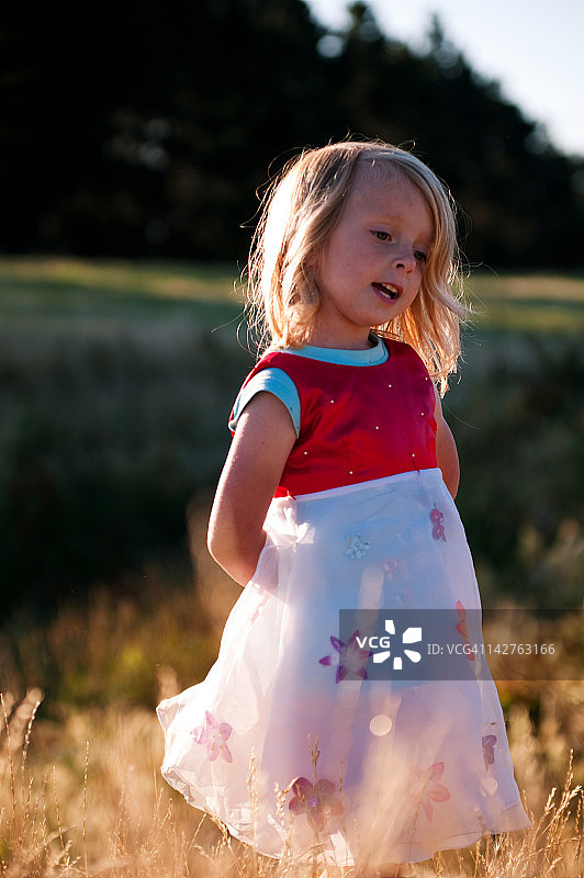 在田野里玩耍的小女孩图片素材