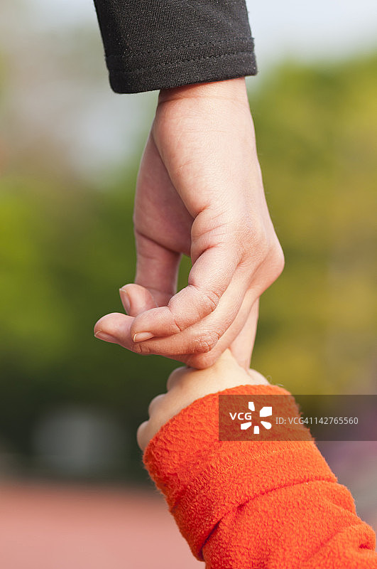 孩子牵着妈妈的手图片素材