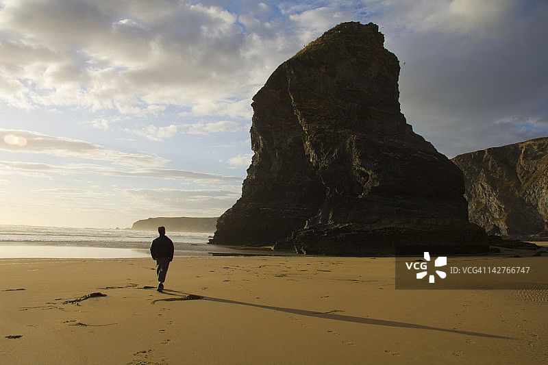 男人在康沃尔海滩散步图片素材