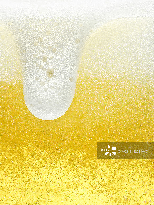 一杯溢出的啤酒泡沫图片素材