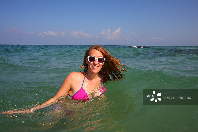 年轻女人在海里游泳图片素材