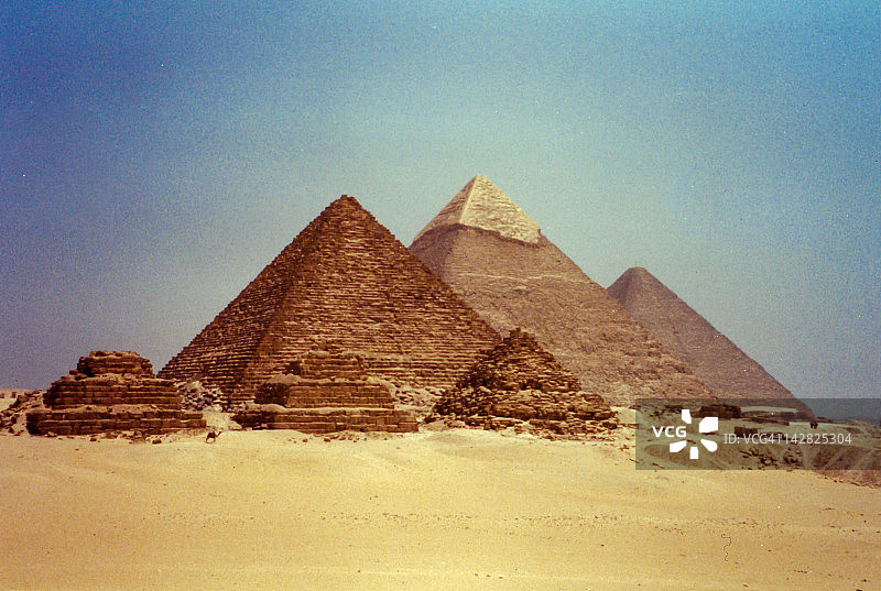 天空下的宏伟金字塔图片素材
