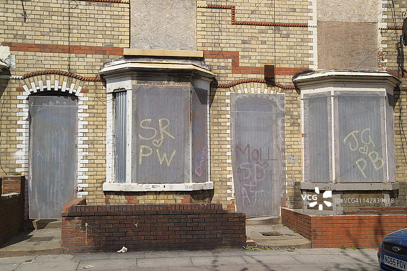 用木板封锁的房屋，位于英格兰默西塞德郡利物浦安菲尔德的文莫街图片素材