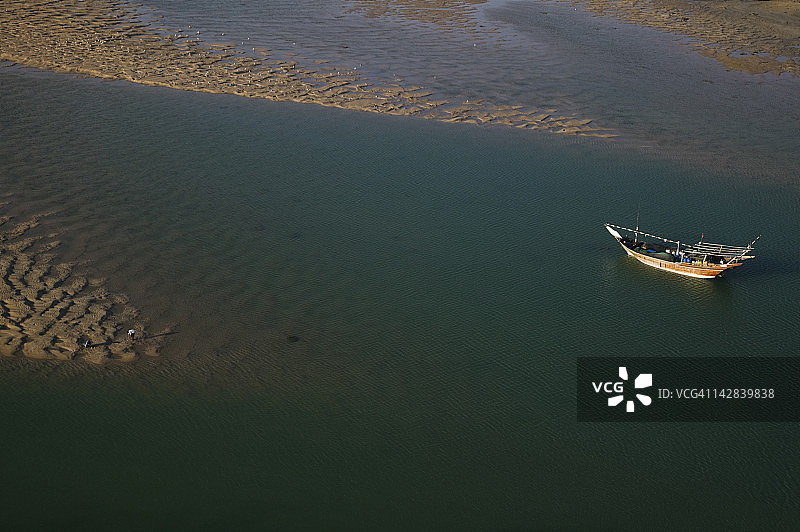 阿曼沙奇亚地区苏尔：苏尔湾沙洲和单桅帆船/早晨图片素材