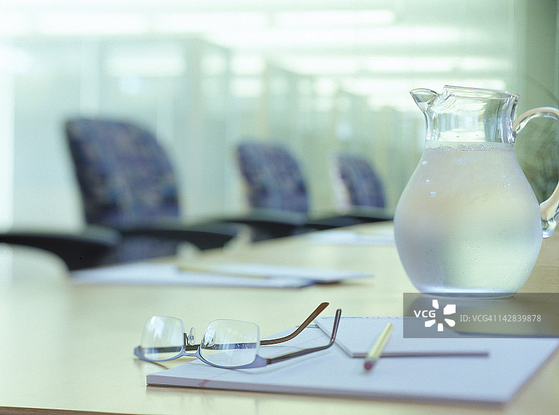 笔记本和桌子上的老花镜图片素材