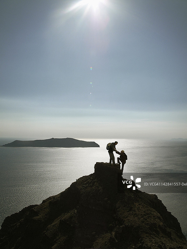 登山者攀登顶峰的轮廓图片素材