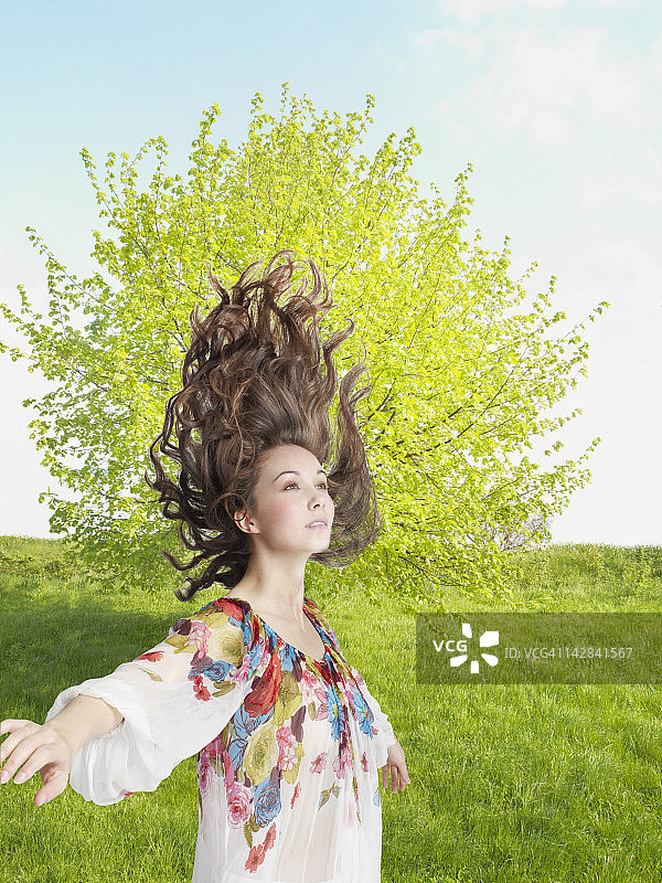 在乡村田野里甩头发的女人图片素材