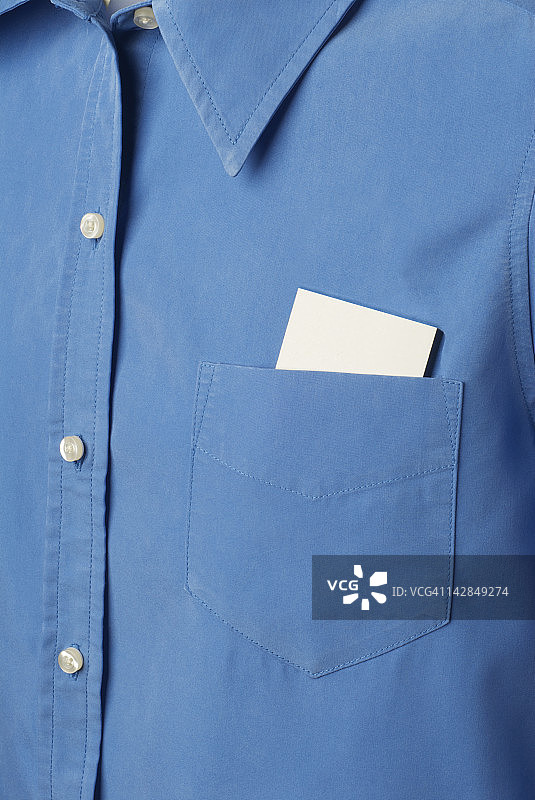 带空白卡的蓝色衬衫图片素材