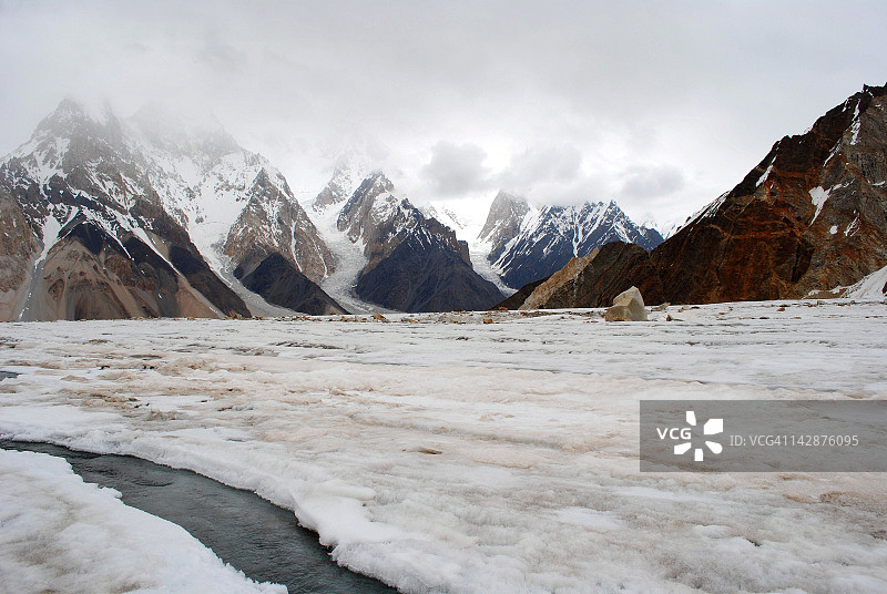 维涅冰川与加舒布鲁姆峰图片素材