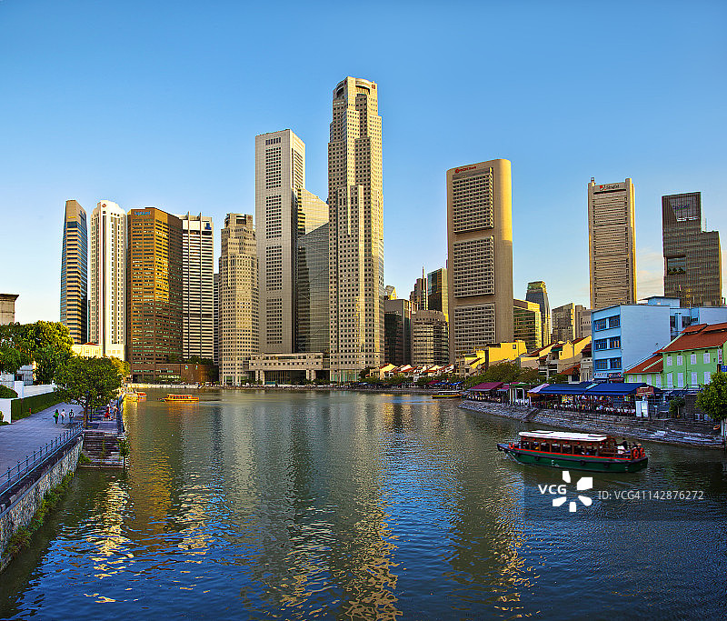 新加坡天际线与水上出租车图片素材
