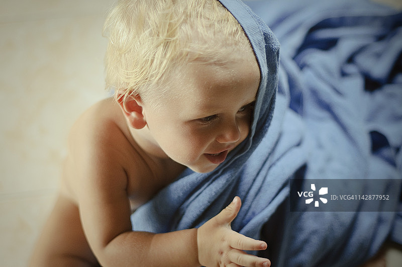 小男孩拥抱他的父亲图片素材