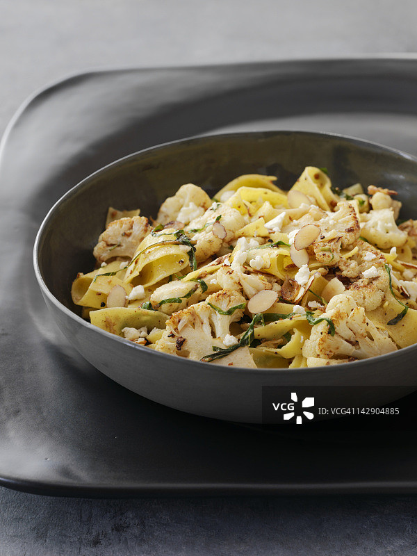 帕帕代尔意面配花椰菜蒜香酱图片素材
