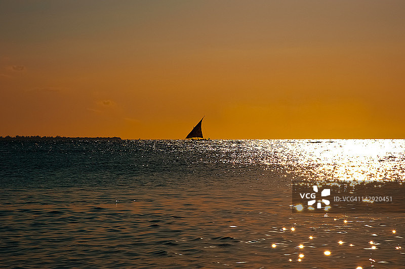 航行中的三角帆船图片素材