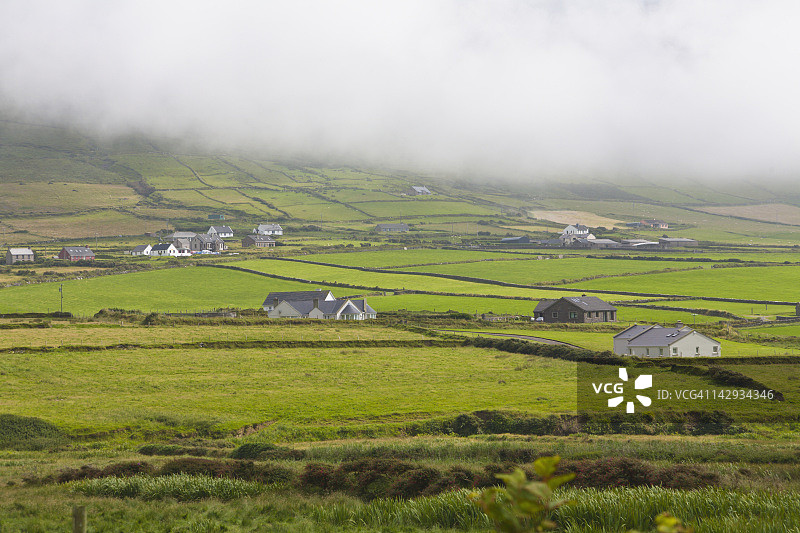 新建住宅，位于爱尔兰凯里郡丁格尔半岛的敦金图片素材